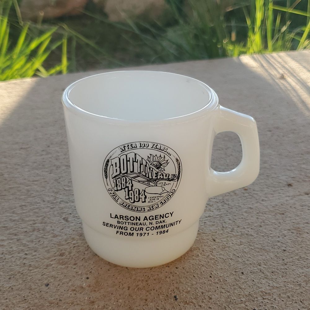 VTG  Anchor Hocking Milk Glass Coffee Mug - Larson Agency Blue Mountain 1984